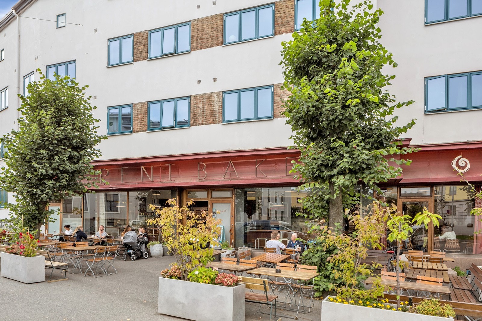 Nærmeste nabo er Lofthus Samvirkerlag med Åpent Bakeri Galleribilde