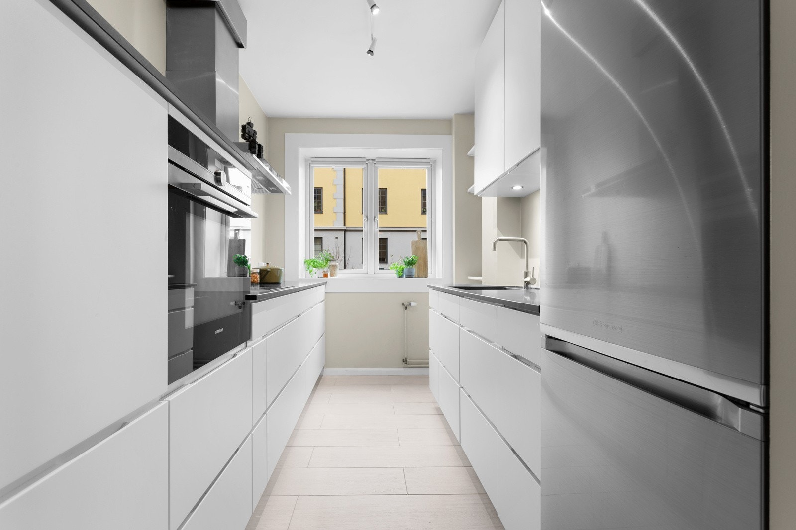 Praktisk avskilt kjøkken med god oppbevaringsplass. Galleribilde