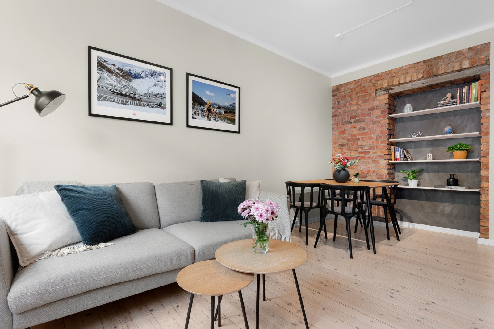 Lys 2-roms med gjennomgående planløsning. Galleribilde