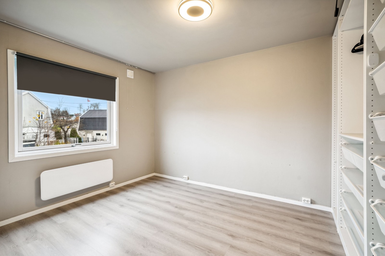 Romslig hovedsoverom med god plass til oppbevaring og et lunt preg som innbyr til avslapning. Galleribilde