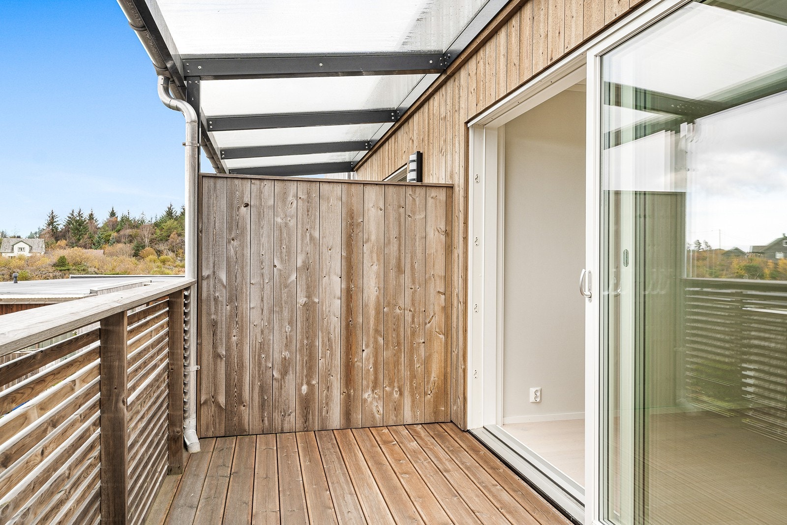 Utgang til balkong via stor skyvedør. Galleribilde