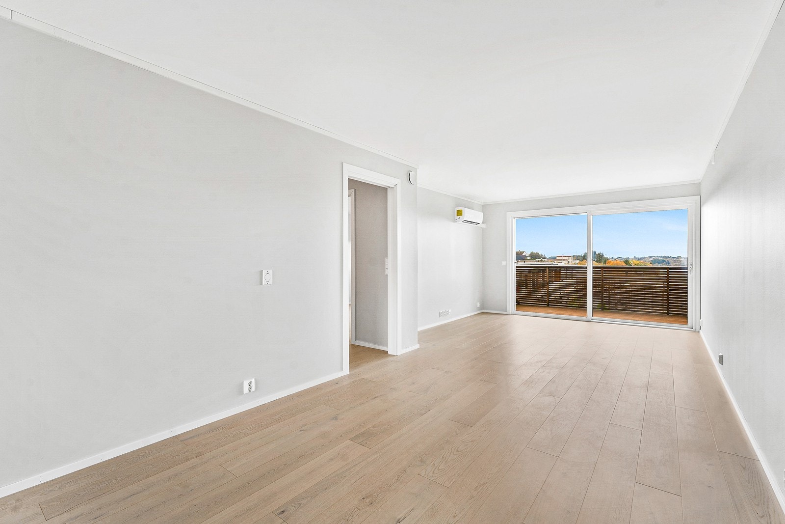 Lys og pen stue med gode kvaliteter. Utgang til balkong. Galleribilde