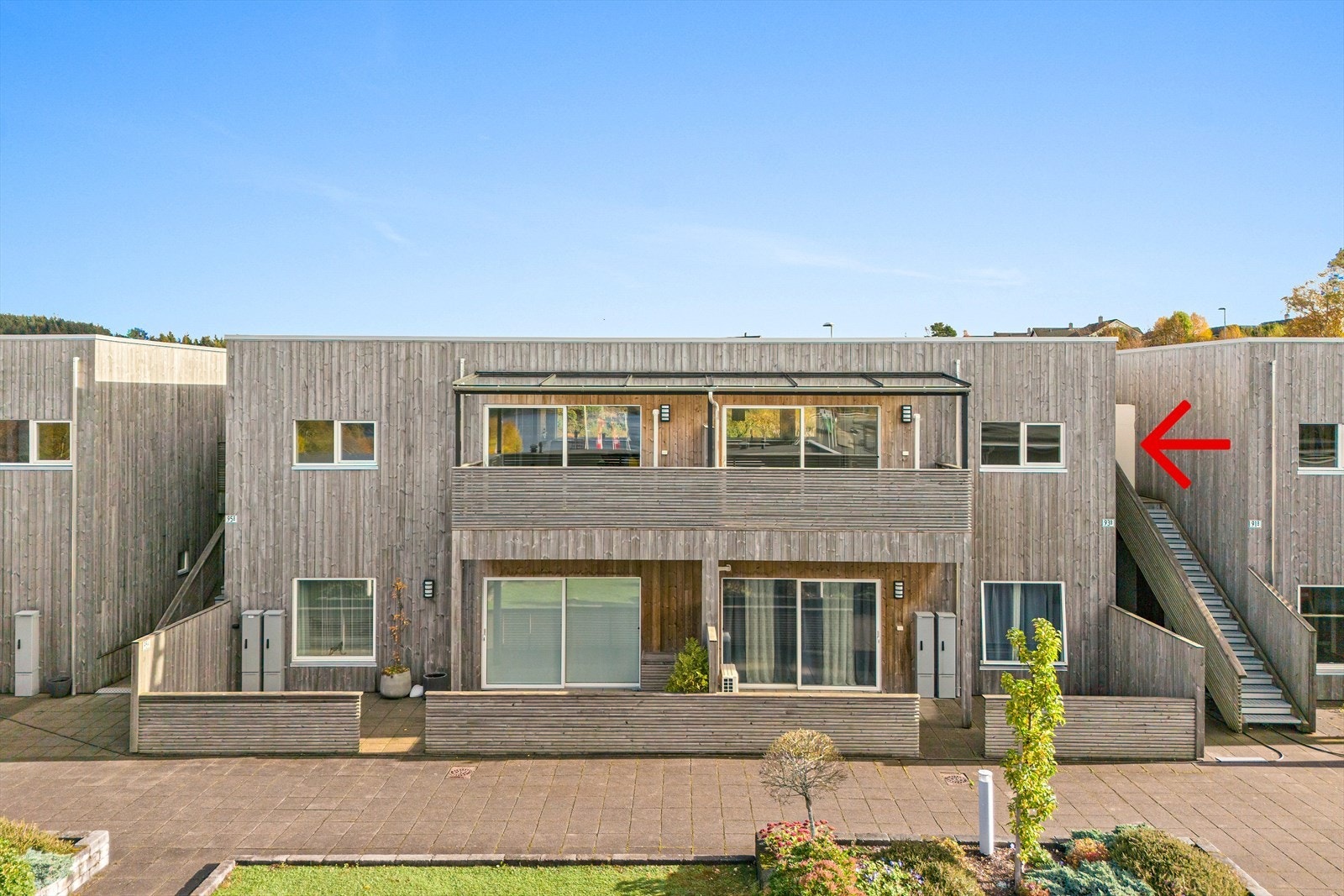 Leiligheten er fint plassert i 2 etg. Fasaden har en flott og moderne form med romslig balkong. Galleribilde