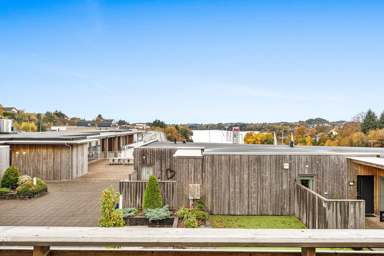 Fin og luftig utsikt mot uteområdet og Storavatnet. Galleribilde