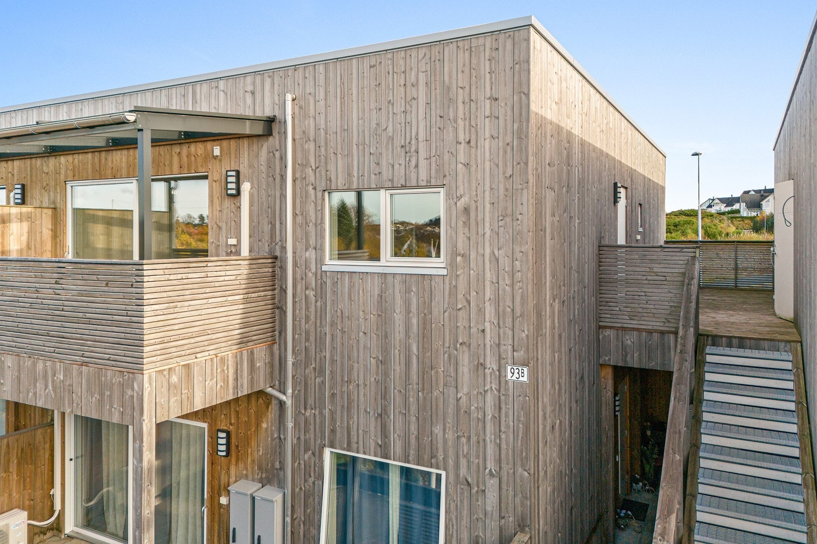 Solid trapp opp fra bakkeplan. Galleribilde