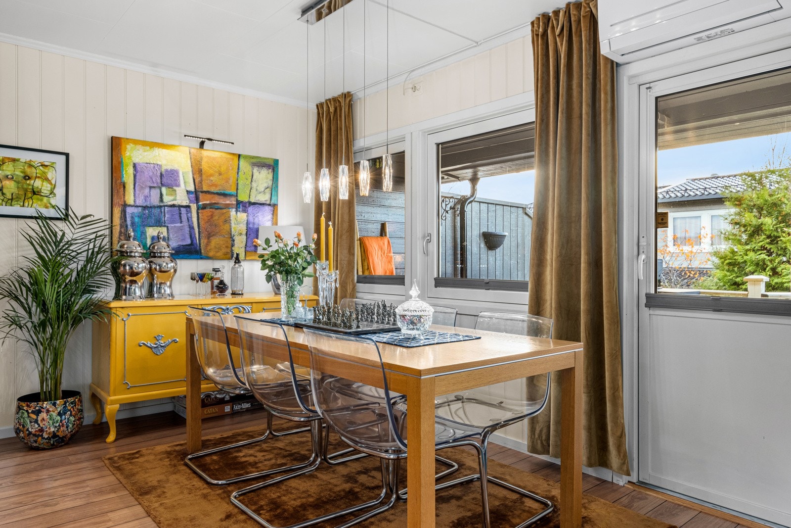 Store vinduer gir godt med naturlig lysinnslipp. Galleribilde