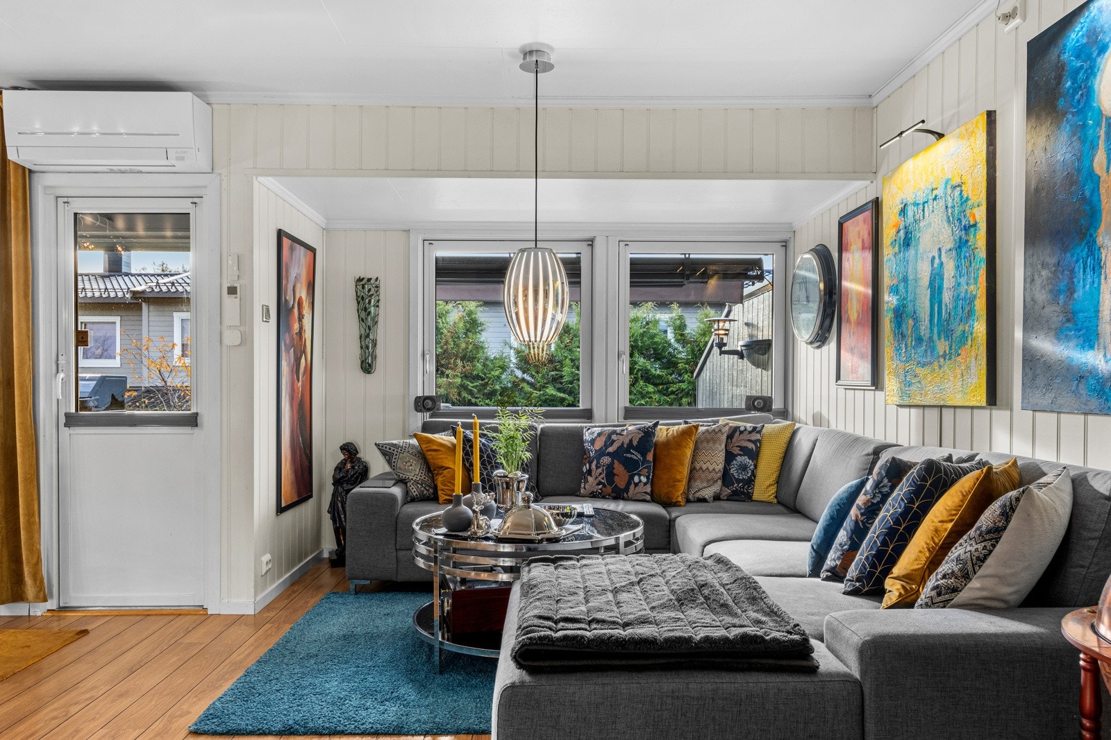 God plass til romslig sofaløsning og spisebord. Galleribilde