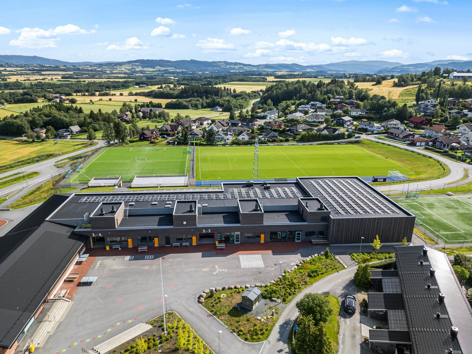Kort veg til både skole, barnehage og togstans. Galleribilde
