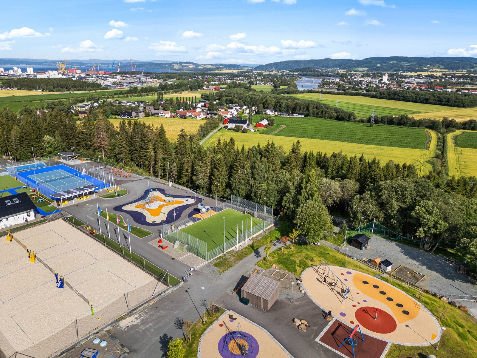 Aktivitetspark innen kort gange fra leiligheten. Galleribilde