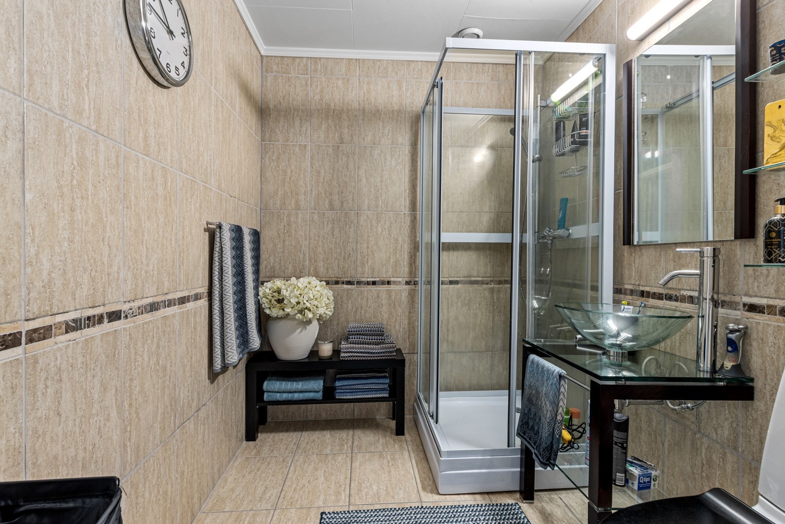 Flislagt bad fra 2008 med varme i gulv. Dusjkabinett sørger for kontrollert avrenning til sluk. Galleribilde