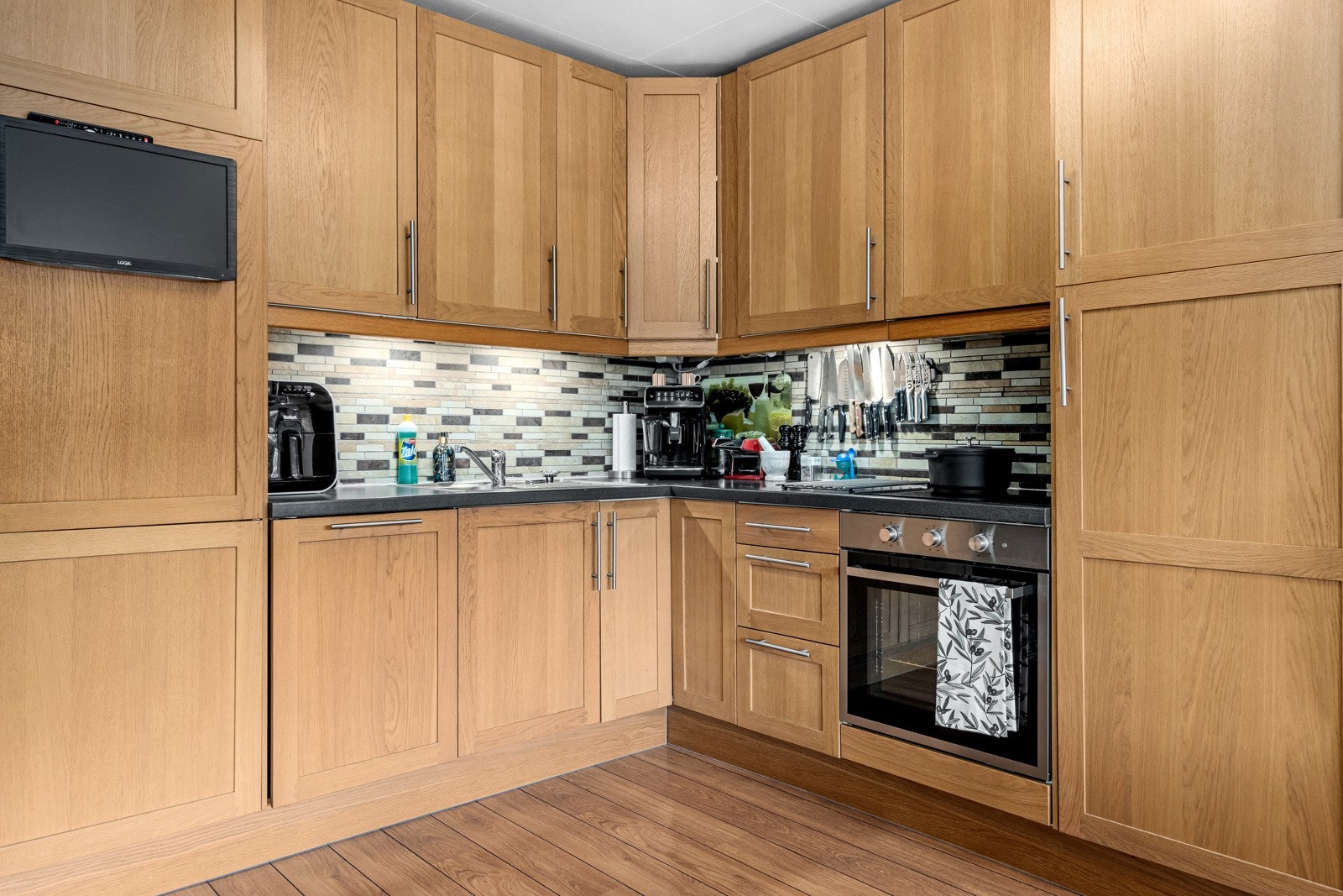 Flott kjøkken med integrerte hvitevarer og god skap-plass. Galleribilde