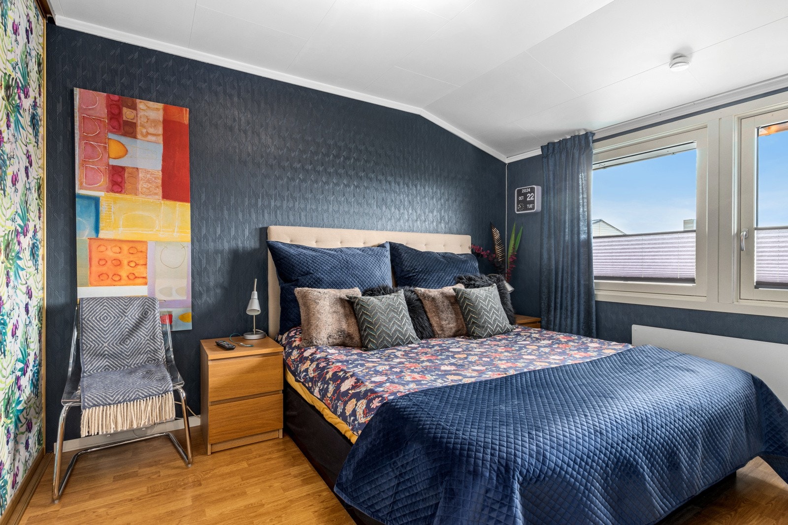 Romslig soverom på 12m² med garderobeløsning. Galleribilde