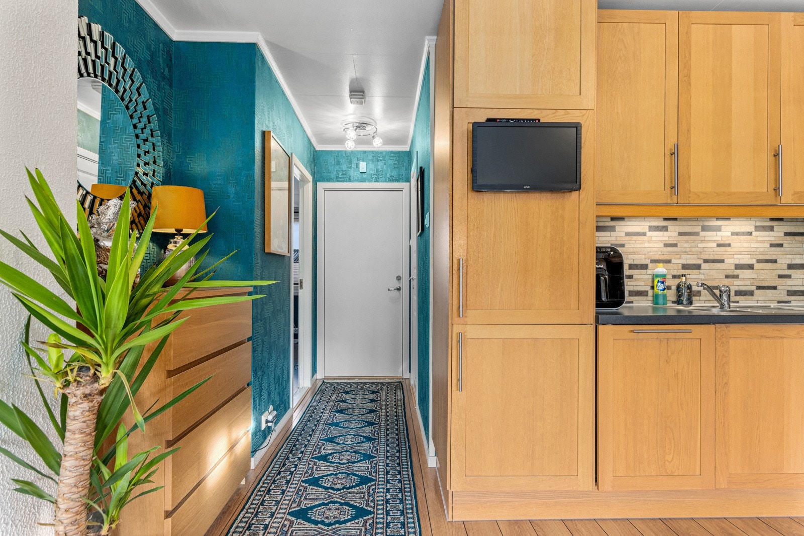 Innergang. Leiligheten disponerer også areal utenfor inngangsdøren og blir å regne som en egen yttergang. Galleribilde