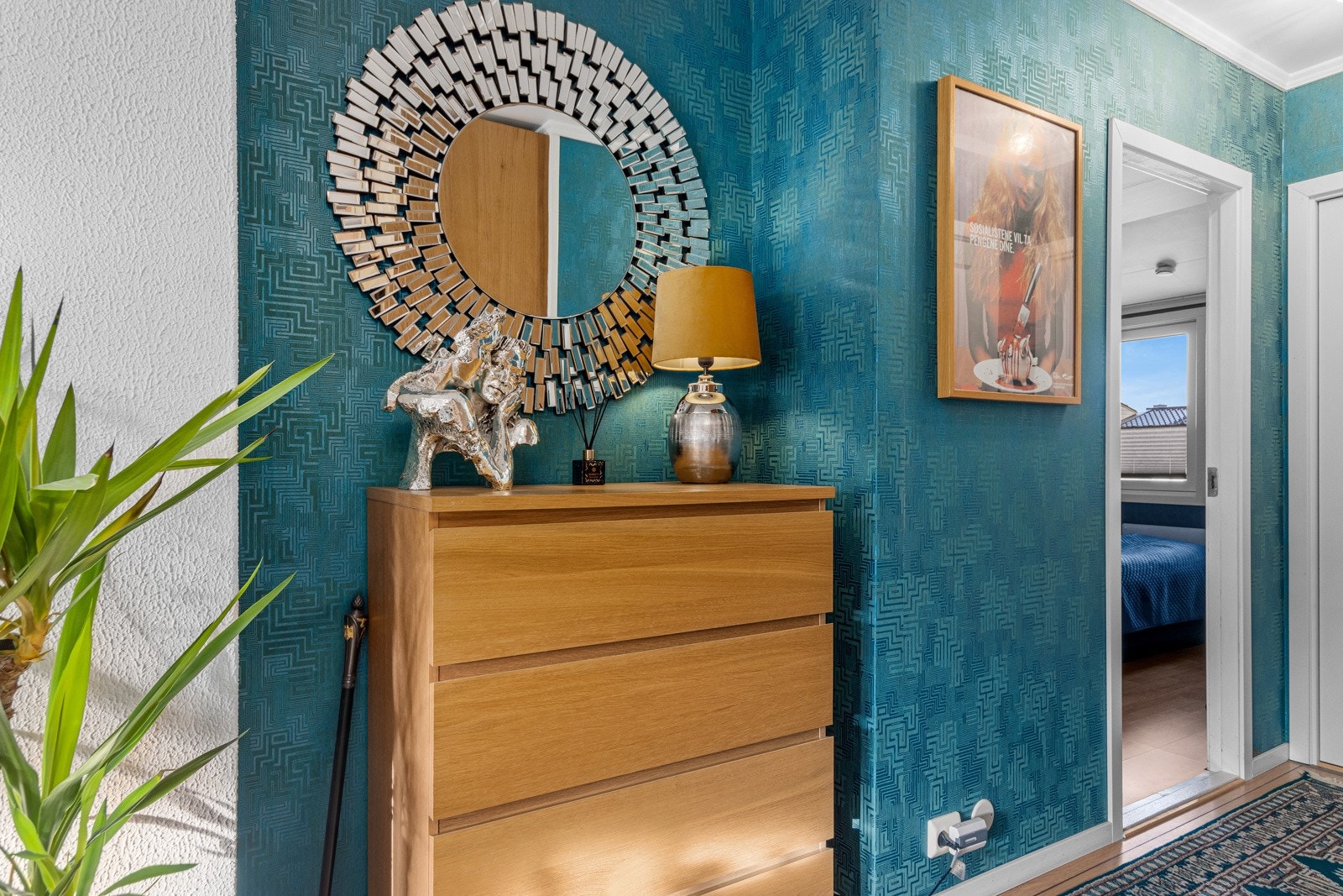 Praktisk innhuk med plass til eksempelvis kommode eller oppheng for klær. Galleribilde