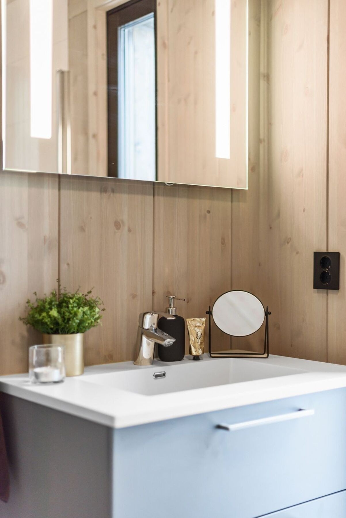 Baderomsinnredning fra Strai medfølger. Foto fra visningshytte, modell Vy23ATH Galleribilde