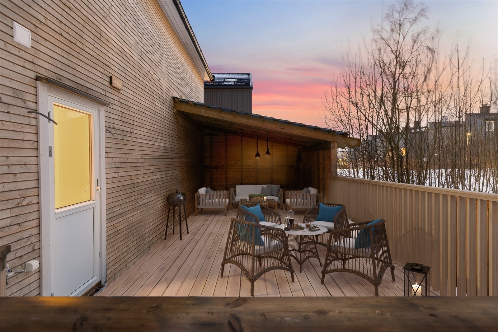 Terrasse med god plass til utemøbler. Illustrasjonsbilde av hvordan terrassen kan innredes. Galleribilde