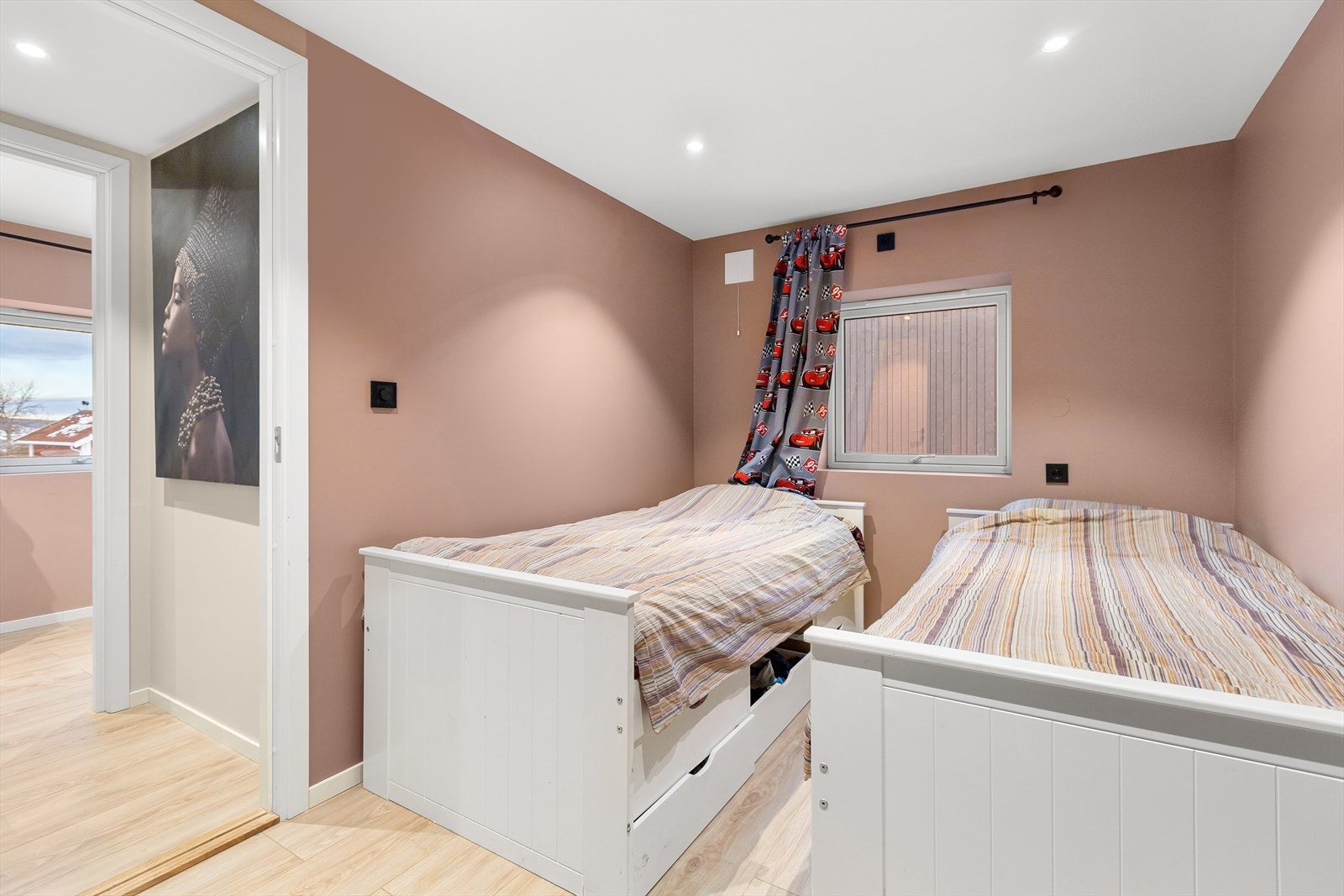 Soverom 2: Hyggelig soverom med plass til to enkeltsenger. Galleribilde