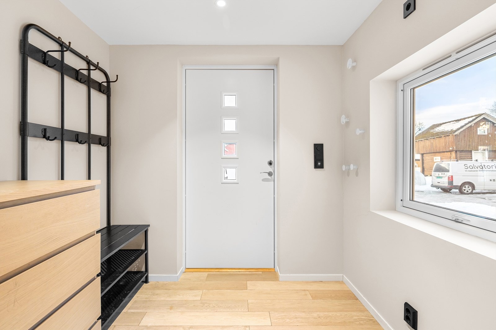 Flott entré med stort vindu og ytterdør med små vinduer. God plass til å henge fra seg yttertøy og sko. Velkommen inn! Galleribilde