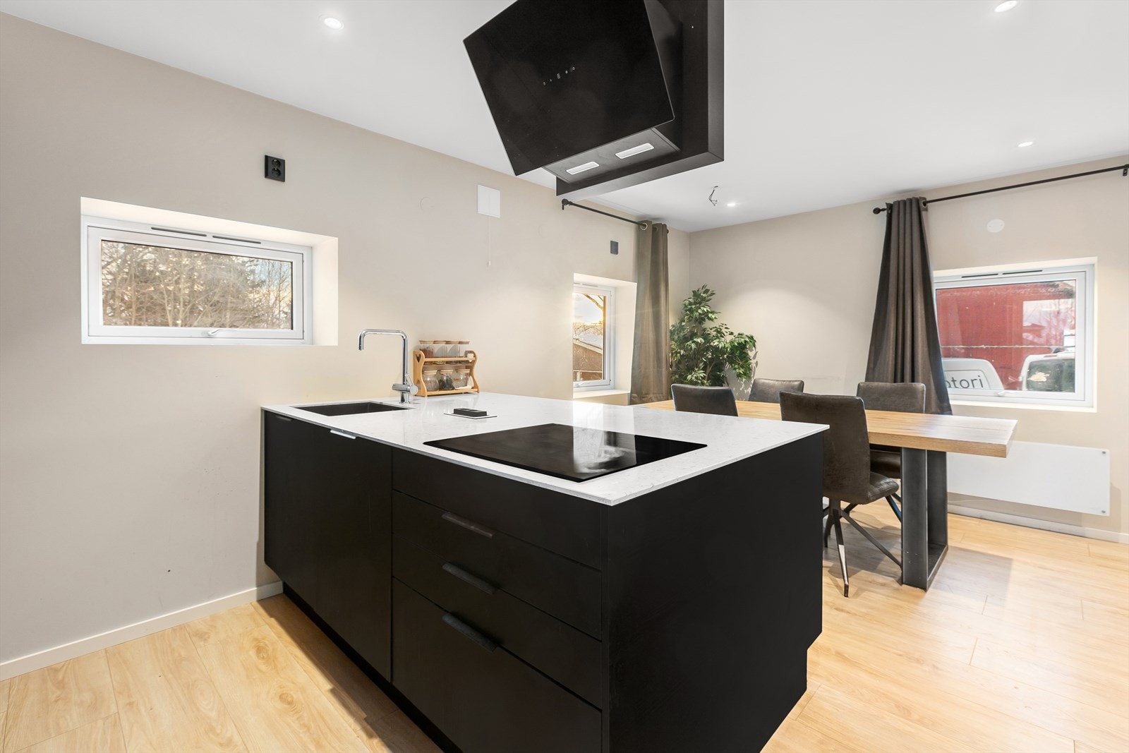 Over koketoppen er det montert en moderne ventilator. Galleribilde