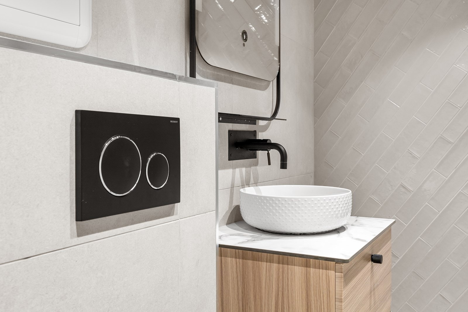 Fine sorte detaljer på bad med stilrent design. Galleribilde