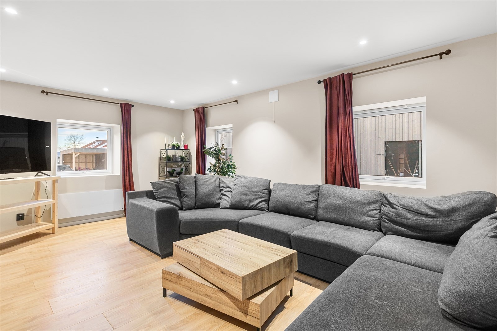 Lys stue med flere vindusflater og spotbelysning på himling. Galleribilde