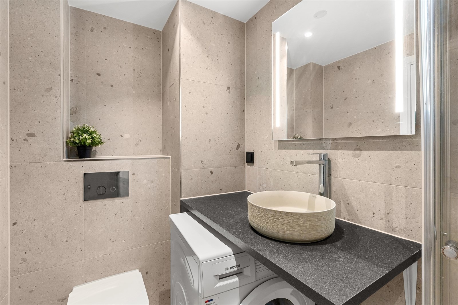 Bad 1: Bad med plassbygget servant og integrert vaskemaskin. Galleribilde