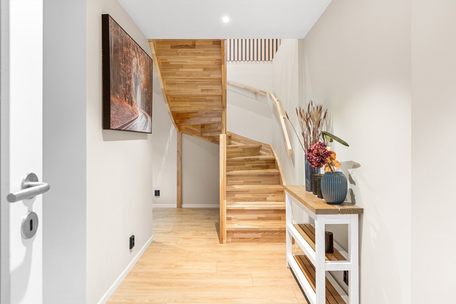 Inngangsparti med elegant tretrapp. Galleribilde