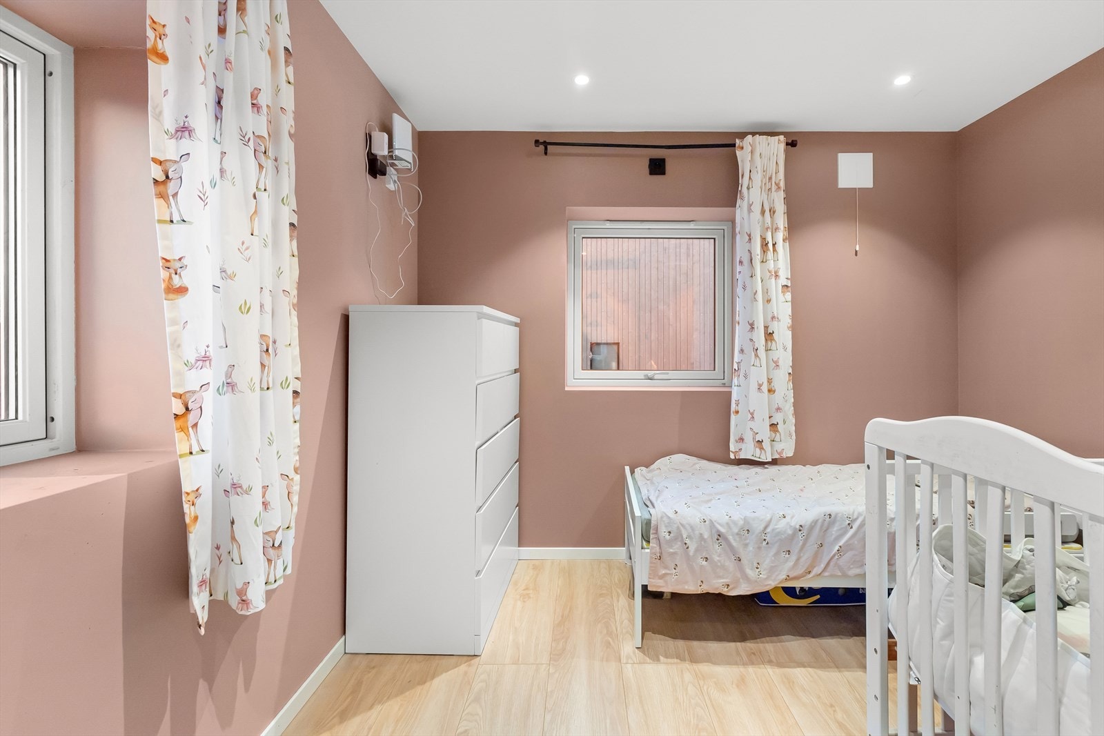 Soverom 3: Innbydende barnerom med spotbelysning og rikelig med naturlig lys fra 2 sider. Galleribilde