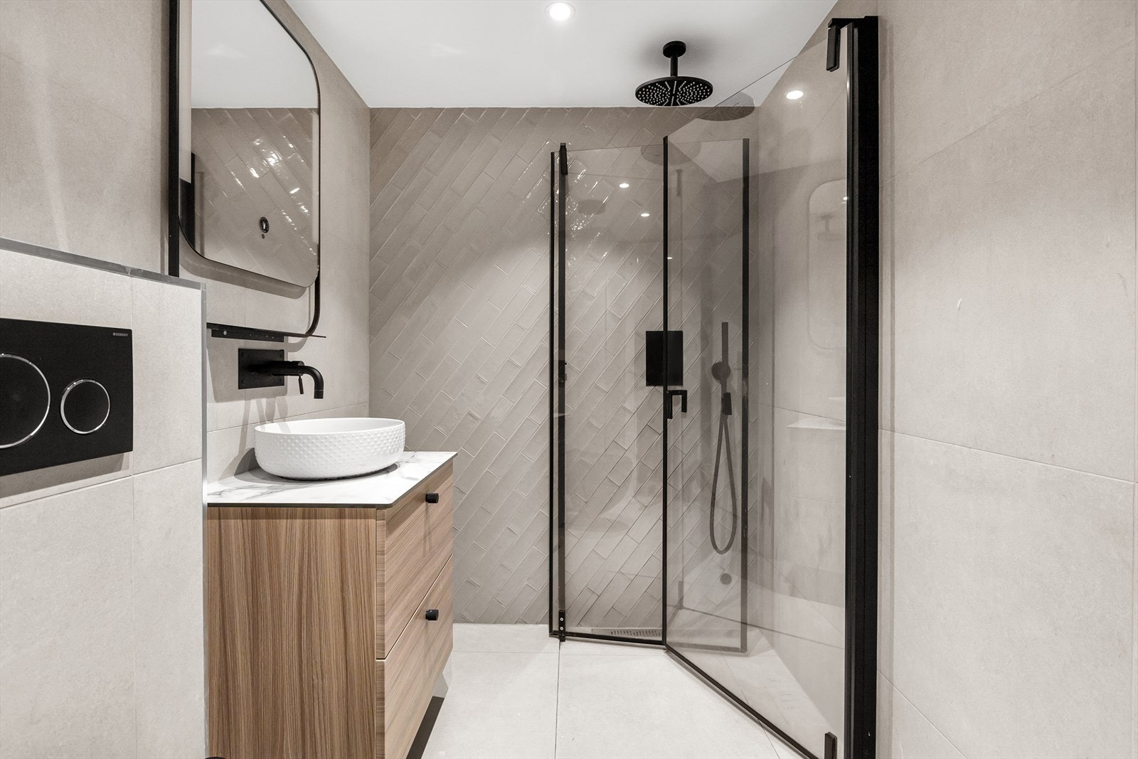 Bad 2: Elegant bad med dusjnisje og stilfull innredning Galleribilde