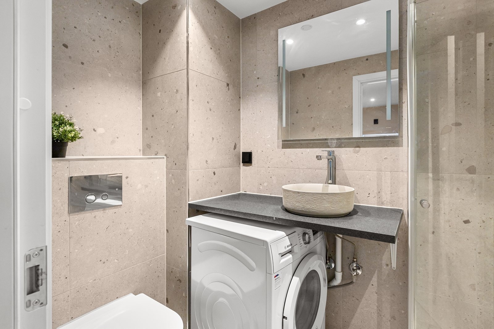 Funksjonelt bad med plass til vaskemaskin. Galleribilde