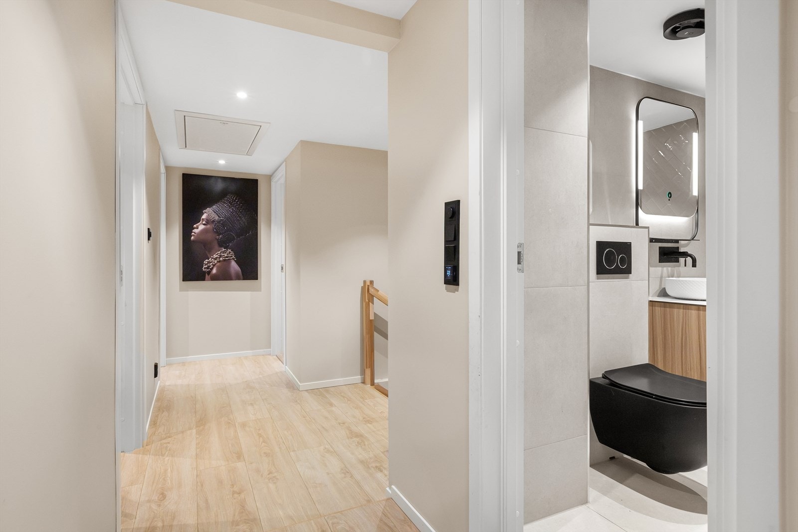 Lys og innbydende gang med loftsluke. Galleribilde