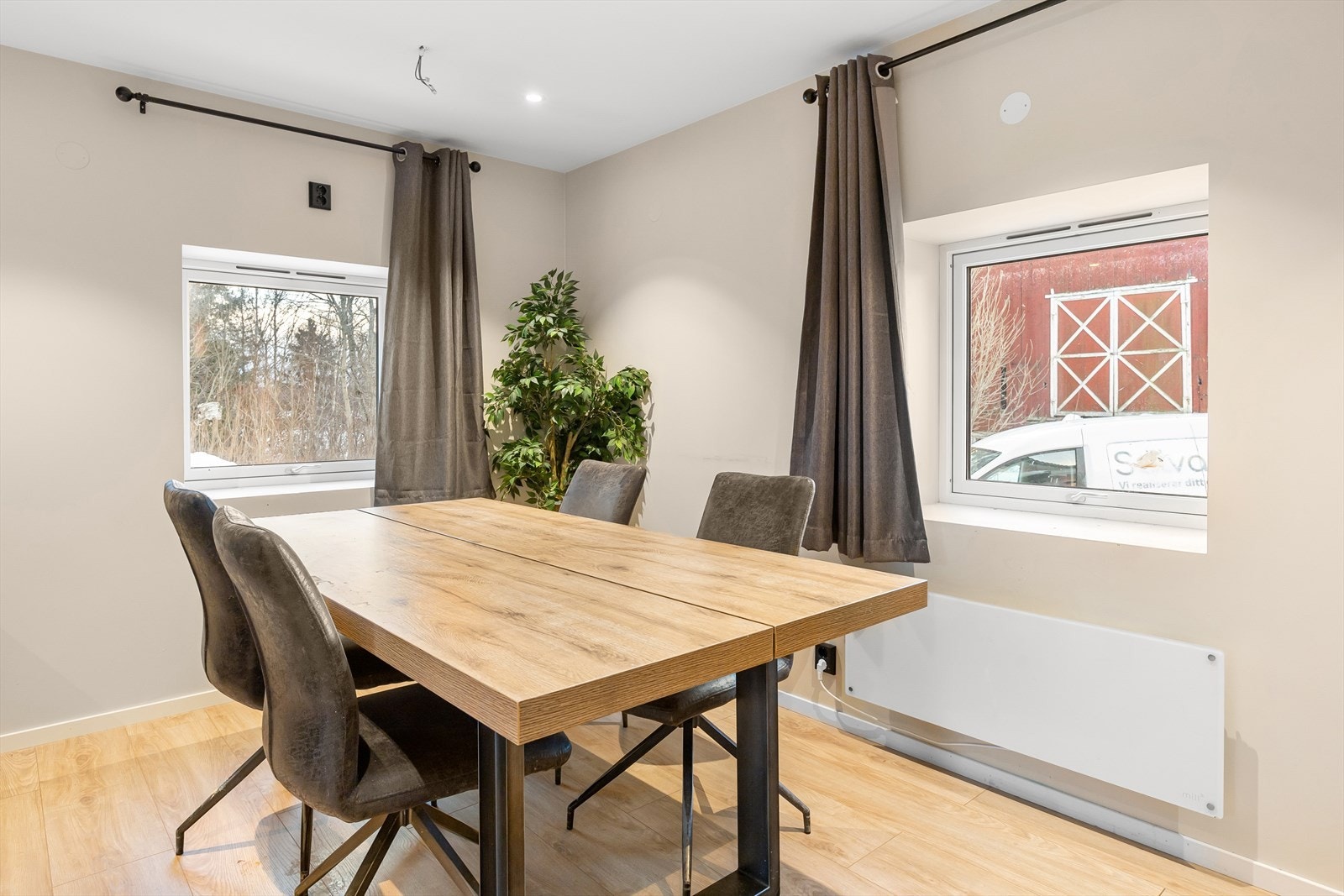 Hyggelig spisestue med plass til hele familien. Galleribilde