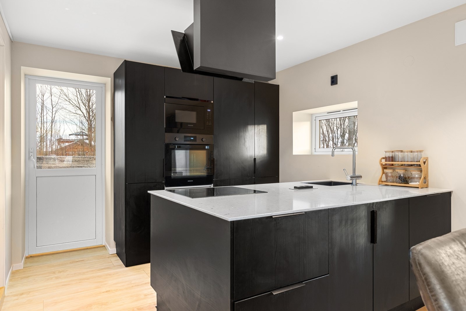 Kjøkkenet har alle hvitevarer integrert, og disse består av platetopp, stekeovn, mikrobølgeovn, oppvaskmaskin og kjøleskap. Galleribilde