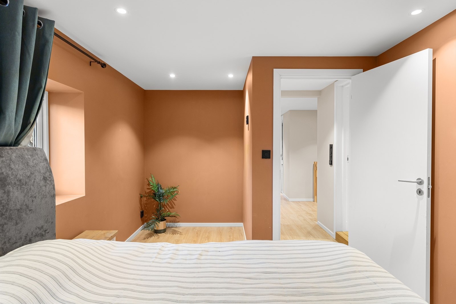 God plass til garderobeskap og dobbeltseng på hovedsoverommet. Galleribilde