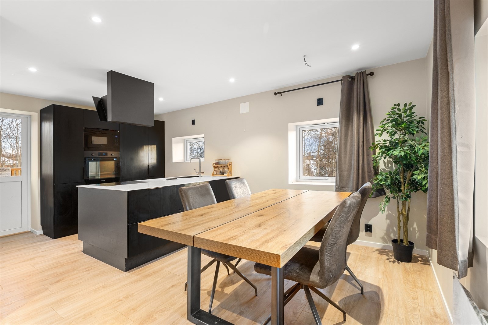 Kjøkkeninnredningen er fra HTH og har tidløse mørke glatte fronter og stein benkeplate med underlimt sort kum. Galleribilde