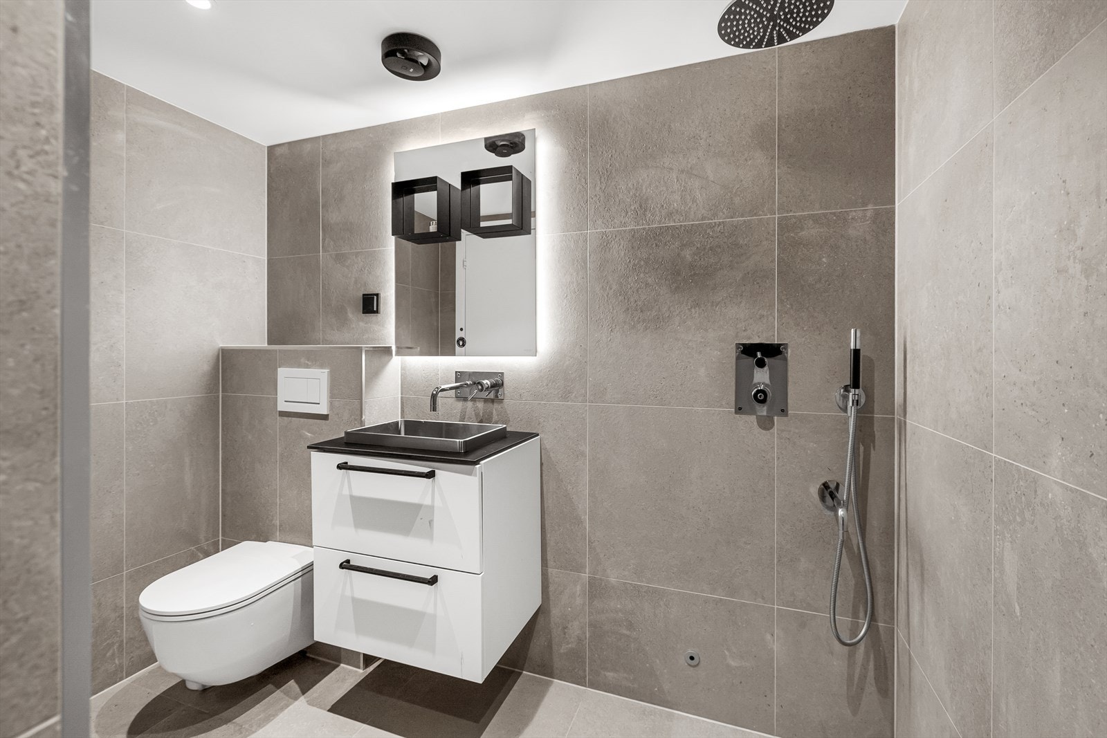 Bad 3: Elegant flislagt bad med dusj og smart skuffeløsning i servantskap. Galleribilde