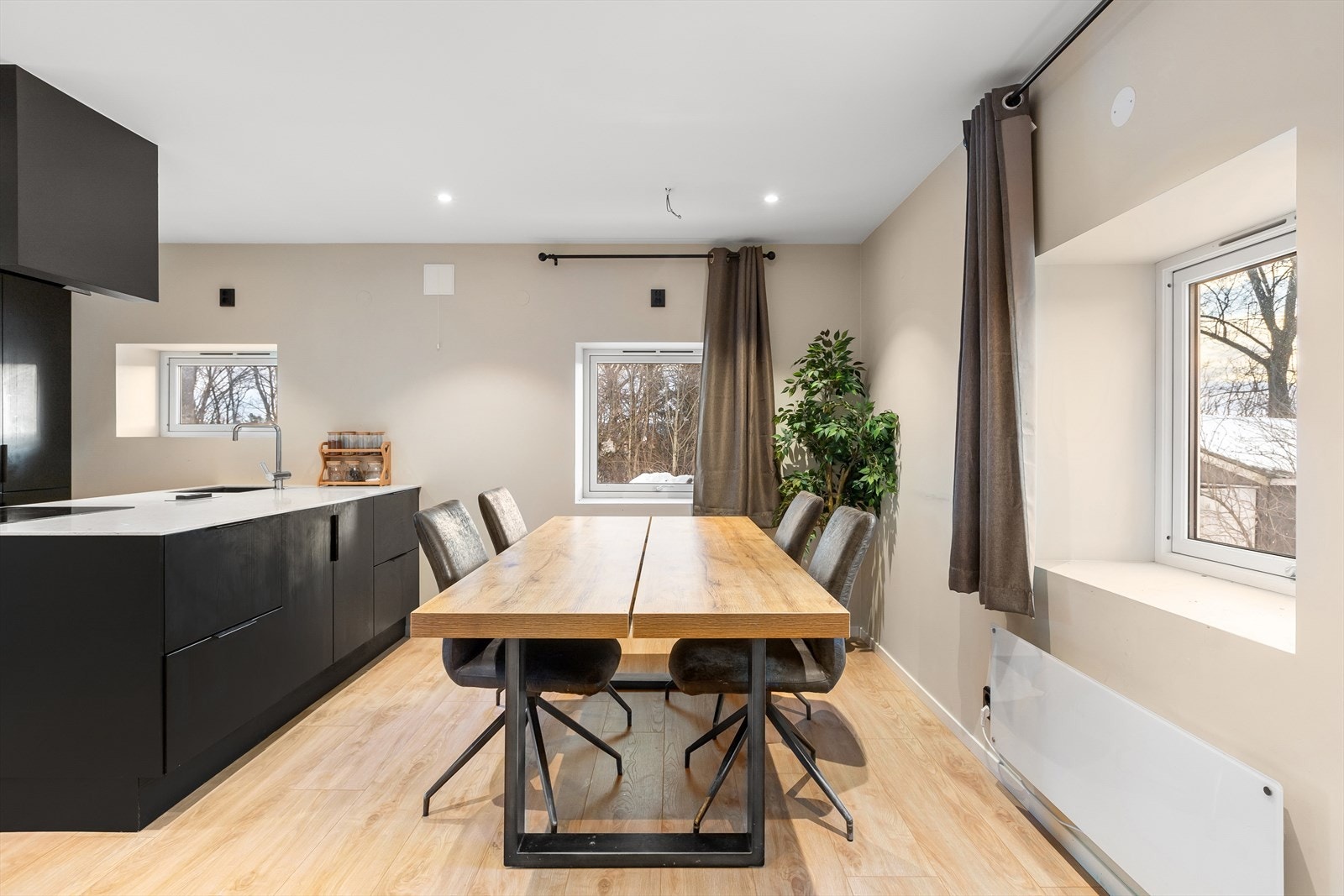 Boligen har et stort og praktisk kjøkken med høyskapinnnredning og kjøkkenøy med skuffeseksjon og skap, hvor det er veldig god arbeids- og lagringsplass. Galleribilde