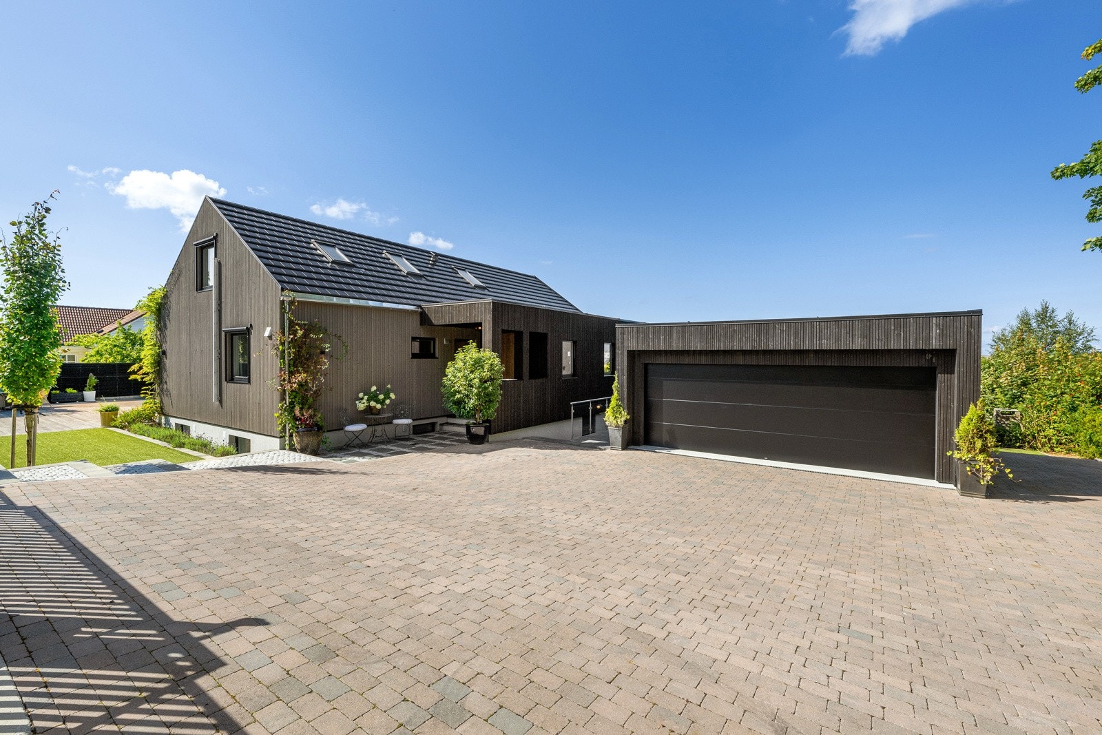 Et stort gårdsrom med plass til flere biler Galleribilde