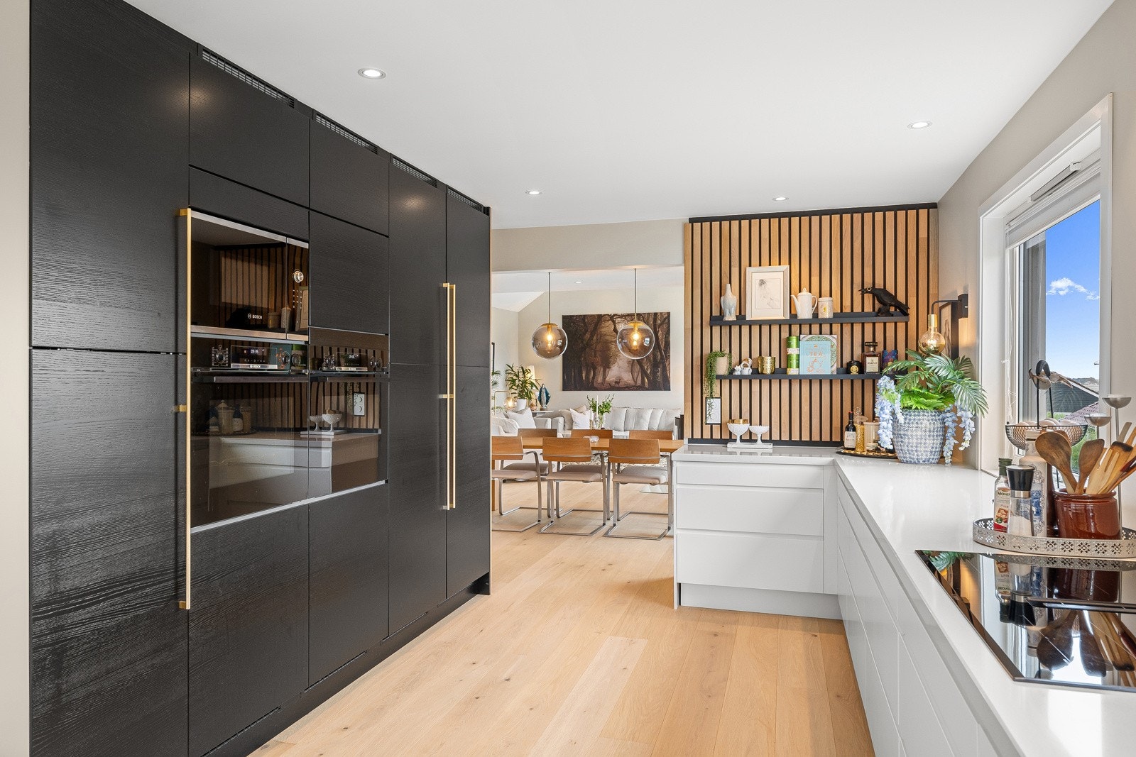 Kjøkkenet er veldig stort med integrerte hvitevarer Galleribilde