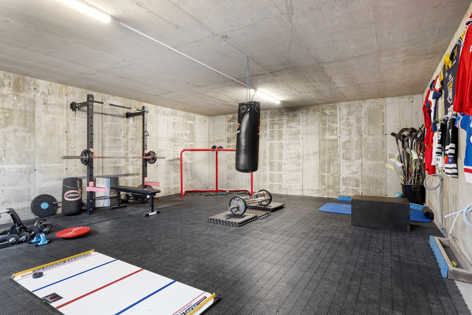 Kjeller under garasje. Brukes i dag som treningsrom. Galleribilde