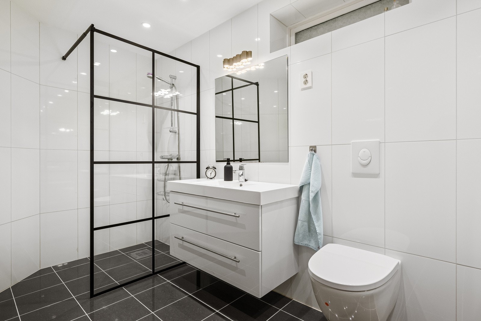 Flott flisalgt baderom Galleribilde