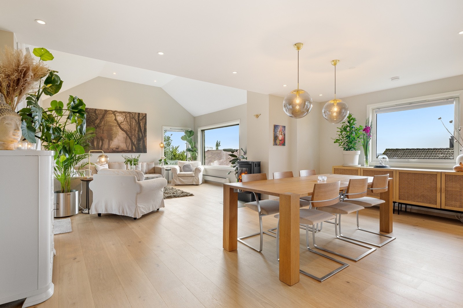 Spisestue/stue Galleribilde