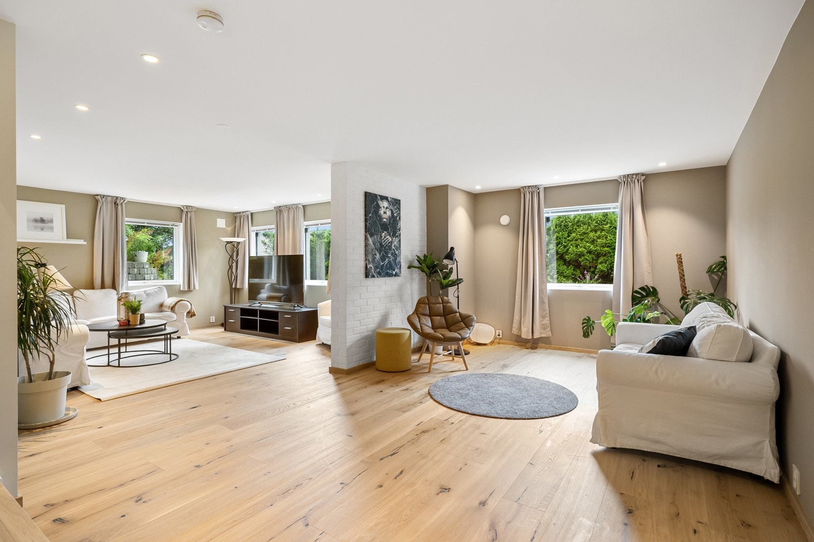 Stor og lys stue Galleribilde