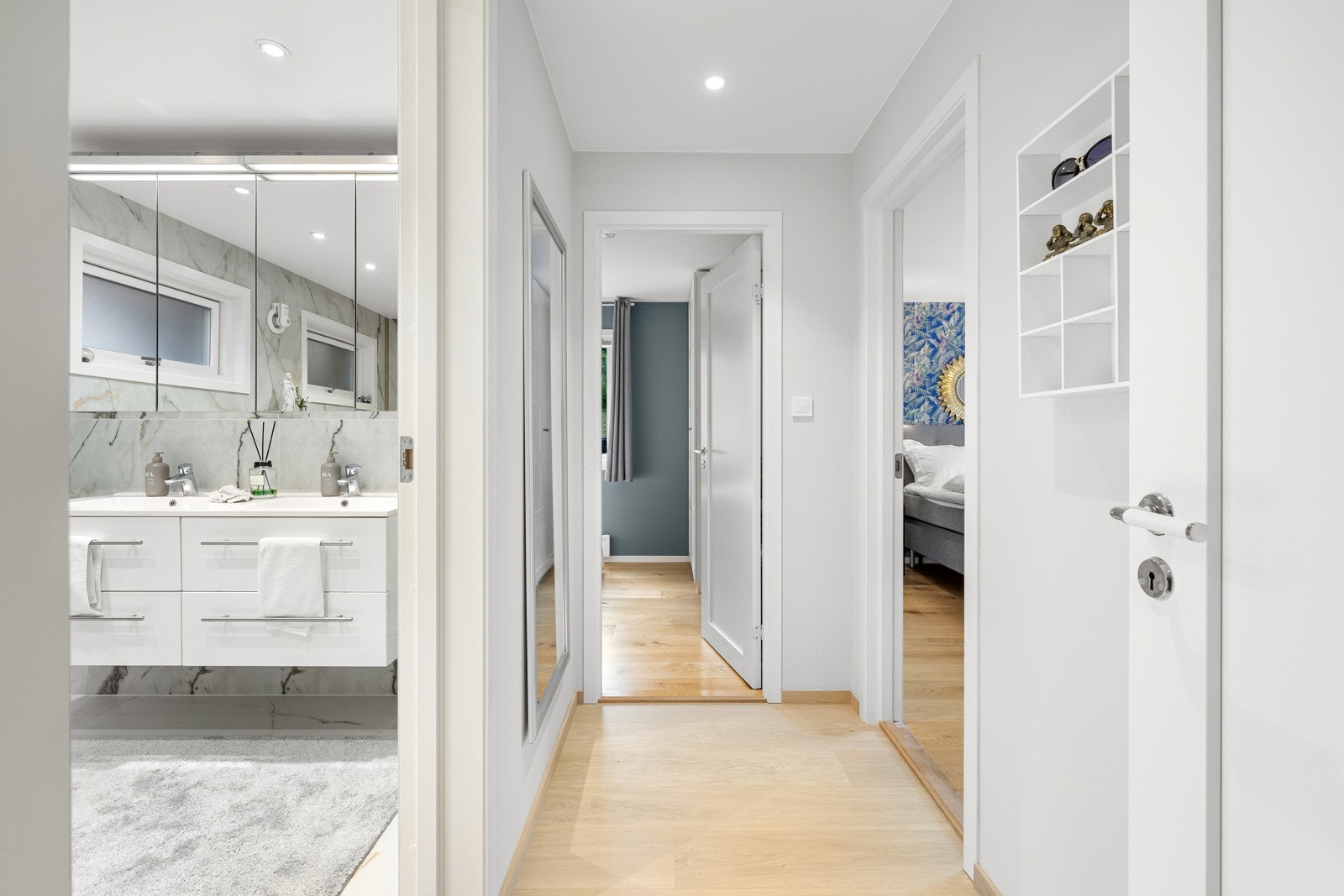 "Privat" avdeling med 2 soverom, et garderobe rom og bad Galleribilde