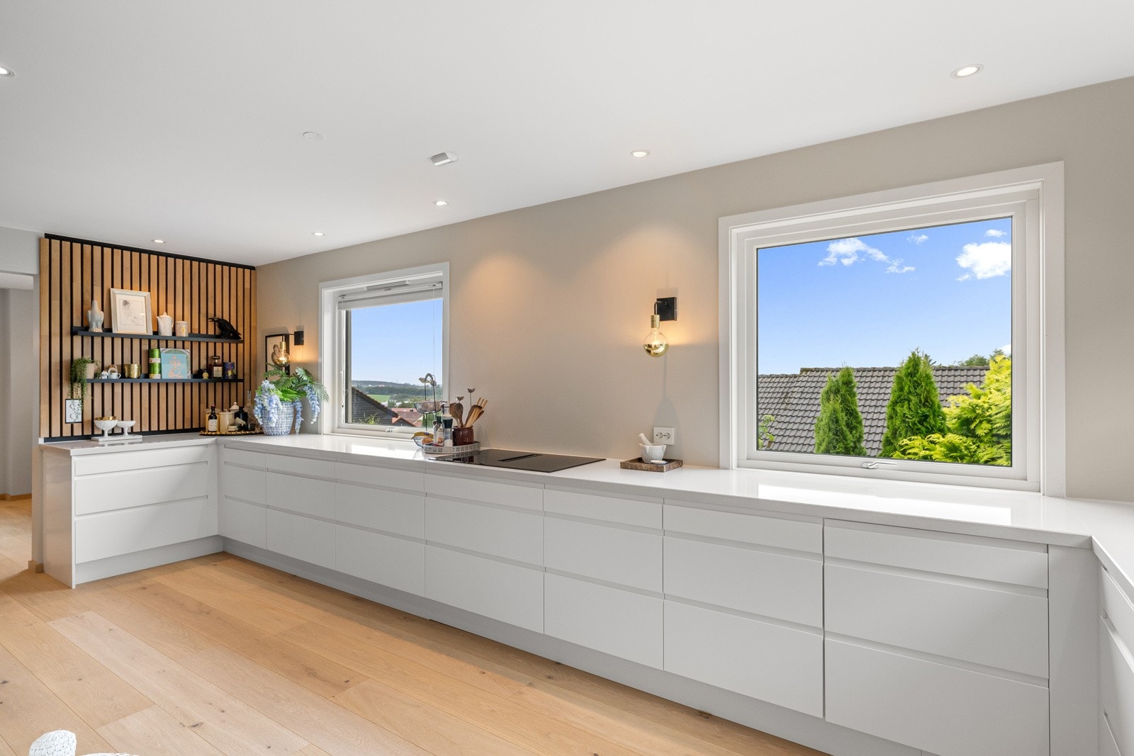 Mye benkplass og skapplass Galleribilde