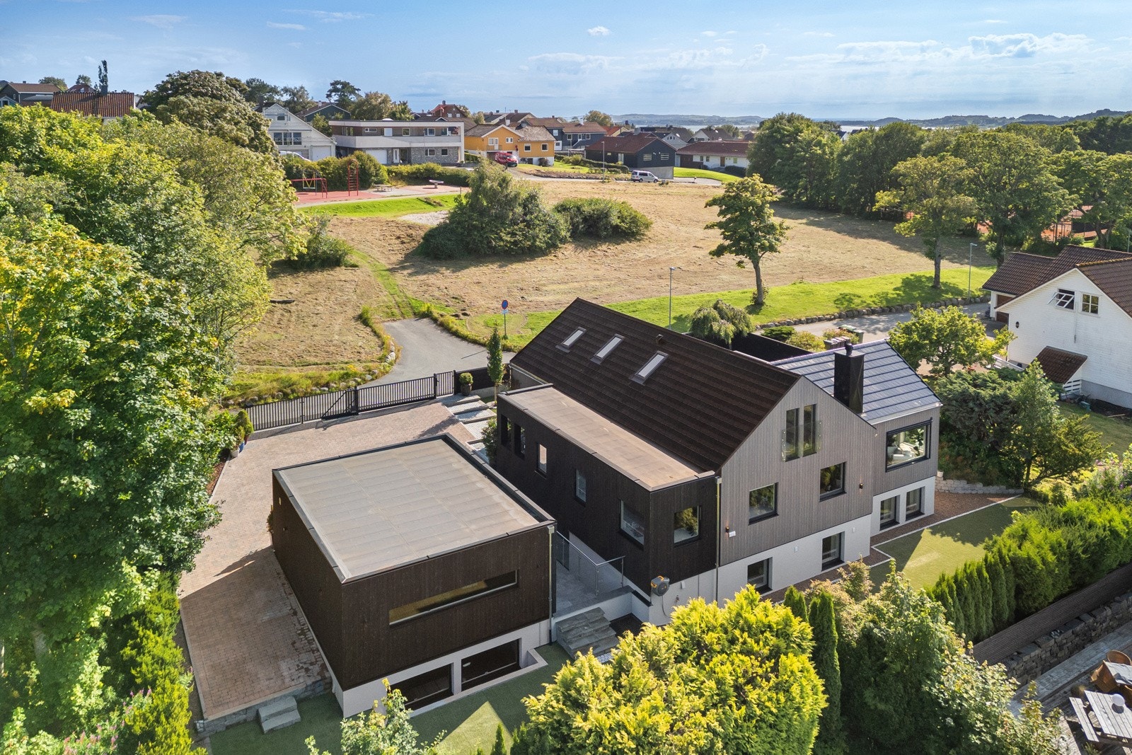 Boligen ligger i ende av blindgate - Grenser til friområde på 2 sider Galleribilde