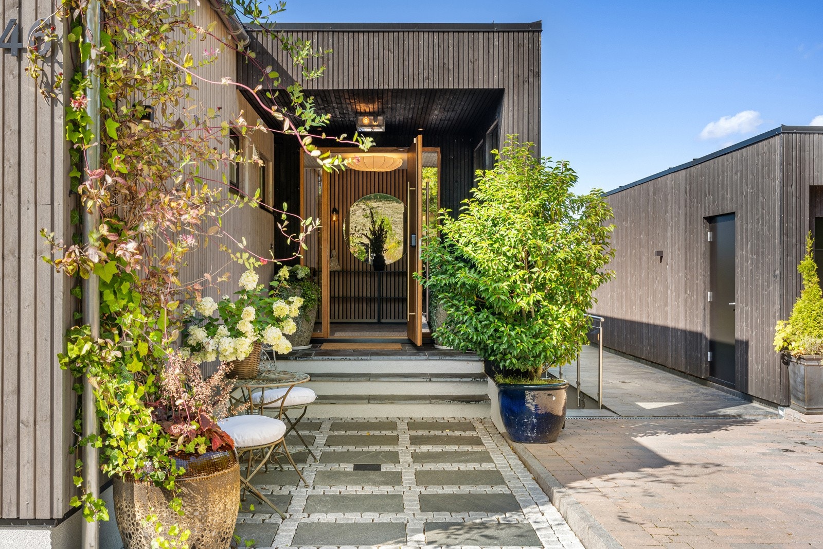 Et nydelig inngangsparti ønsker deg velkommen hjem! Galleribilde