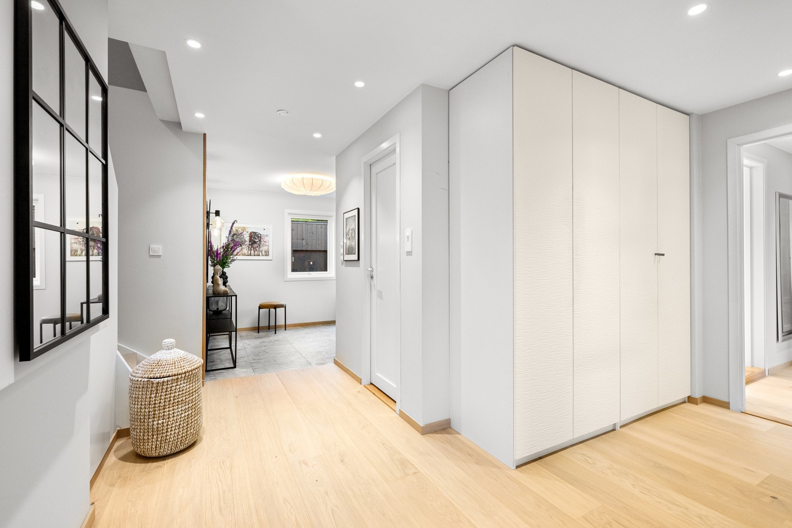 Hall med gardedrobeløsning Galleribilde