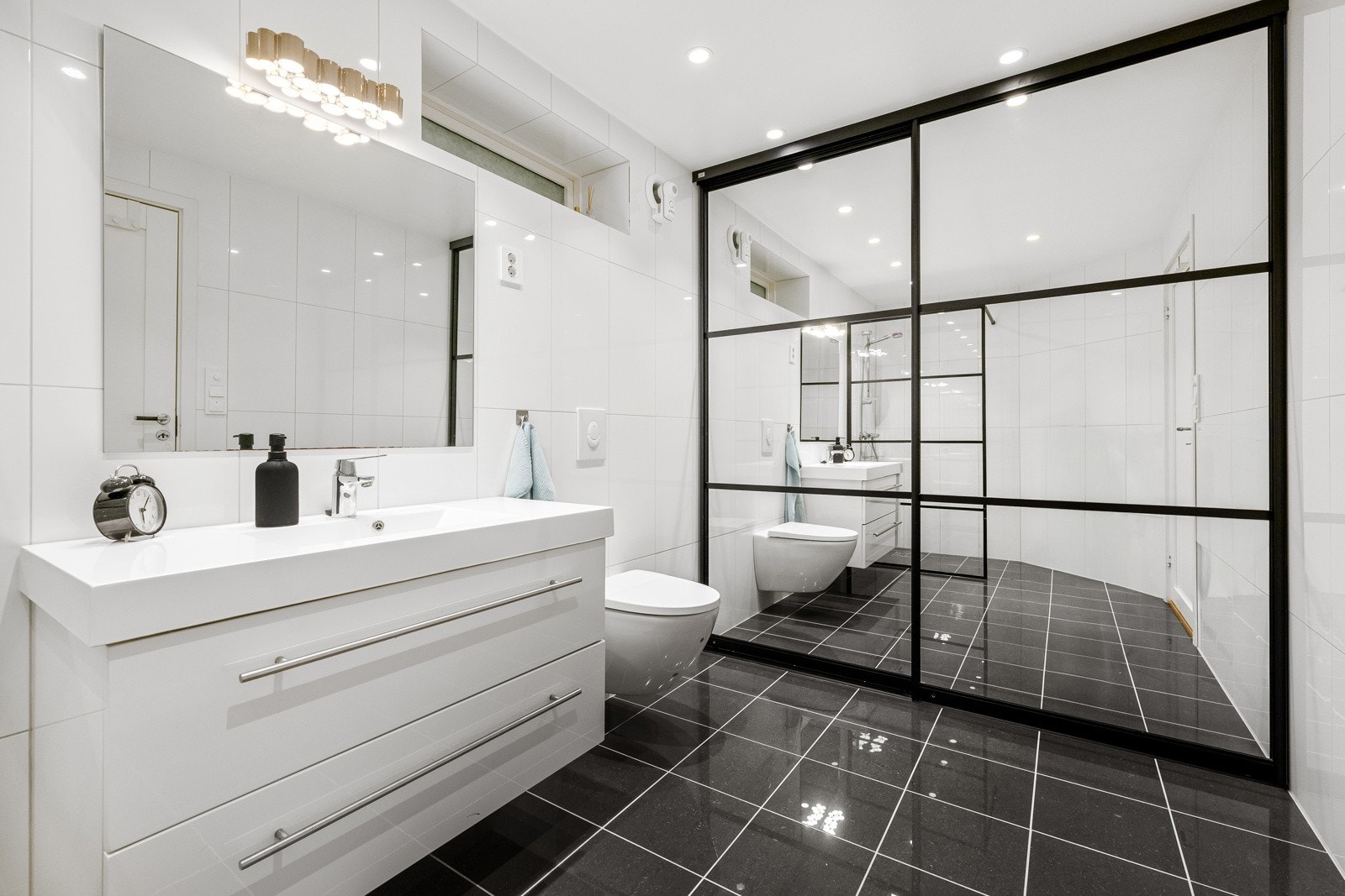 Flott flisalgt baderom Galleribilde