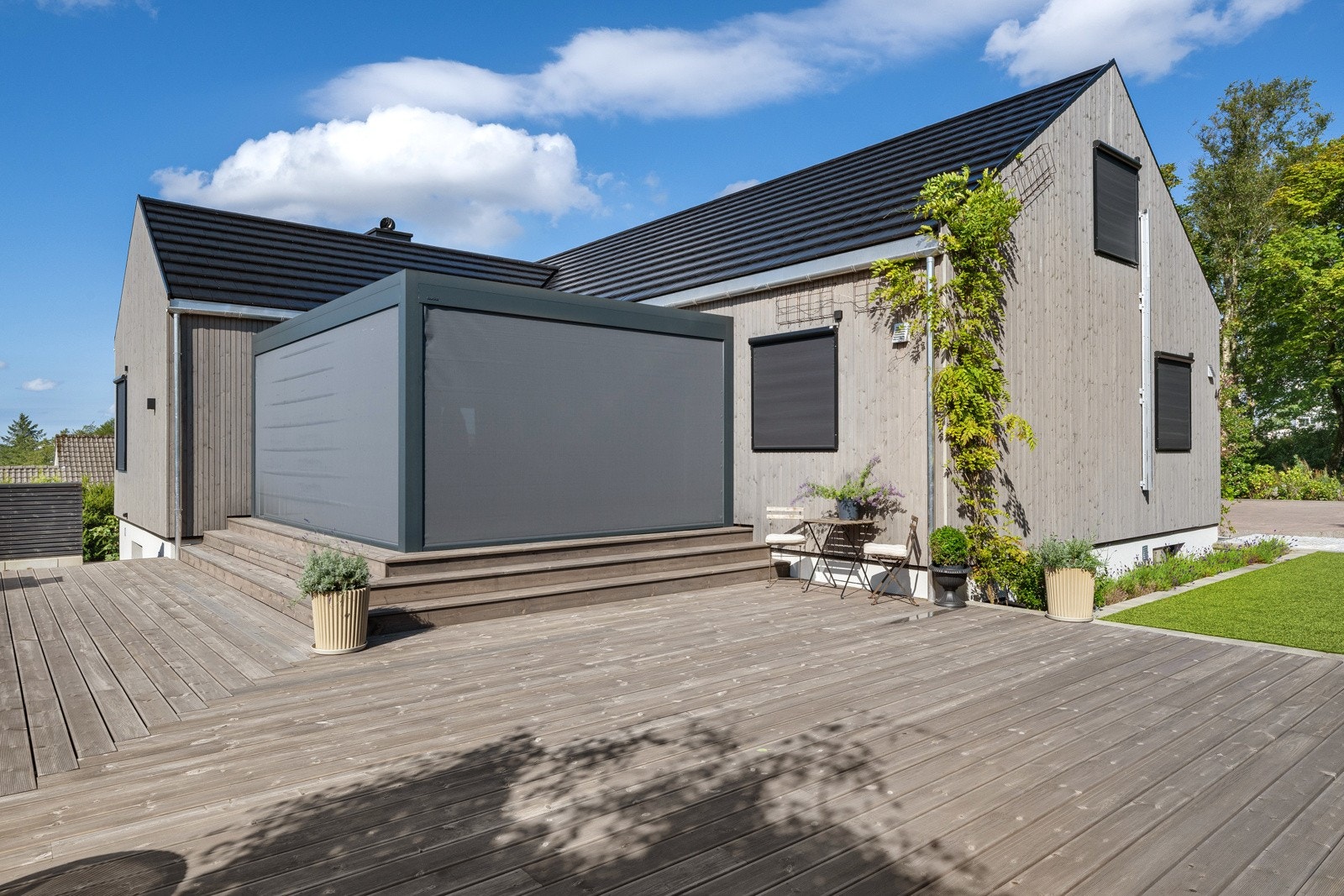 Det er solskjerming på 3 stk vinduer + pergola kan "lukkes" Galleribilde